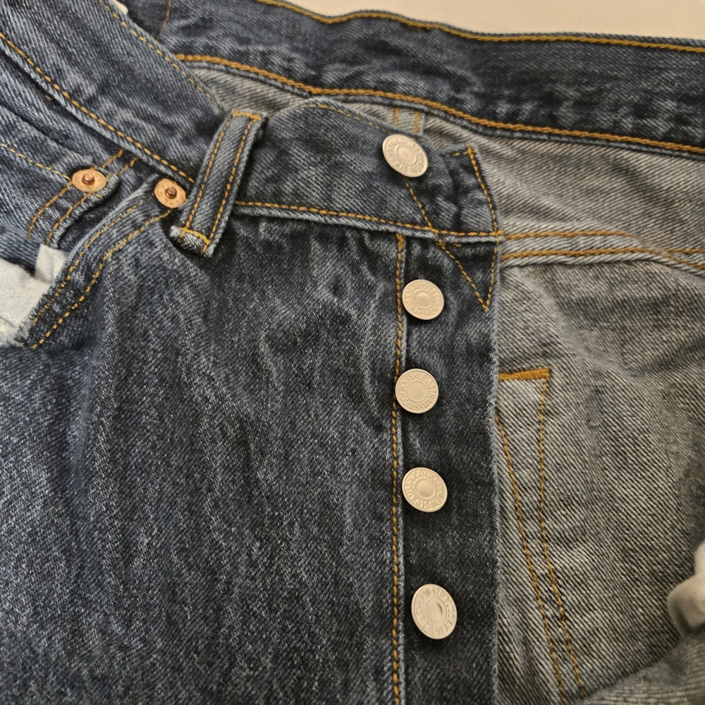 Levi's 501 Men's Classic Jeans 32x34 OriStylish Blue Denim Jeans with Button Fly